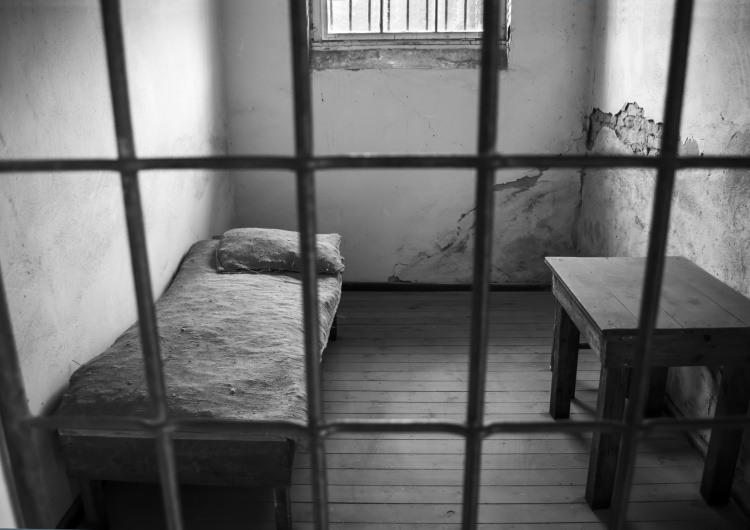 Postel uvnitř cely
