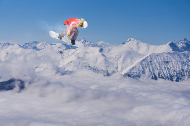 Letící snowboardista na horách