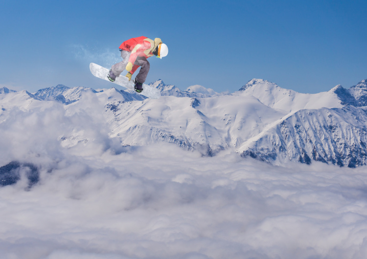 Letící snowboardista na horách