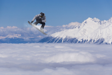 Létící snowboardista