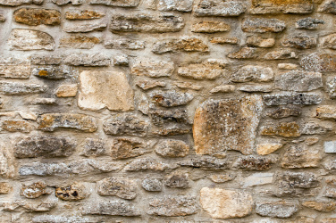 Rustikální kamenná zeď