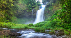 Krásný lesní vodopád