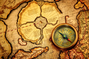 Vintage kompas na mapě 