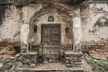 Ruina se starými dveřmi
