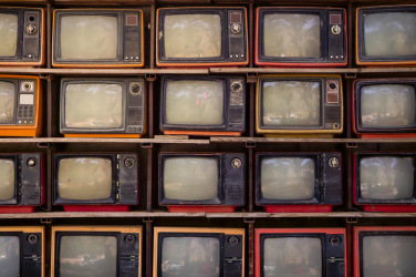 Zeď starých televizorů