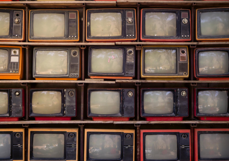 Zeď starých televizorů