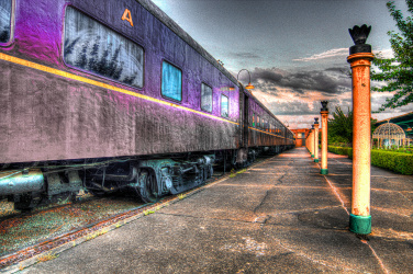 Fialový vlak ve stanici