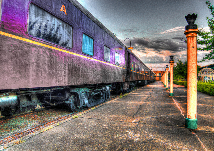 Fialový vlak ve stanici