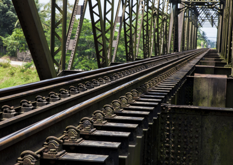 Kovový železniční most