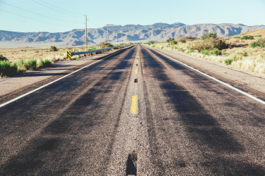 Stará silnice v poušti