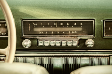Rádio ve starém autě