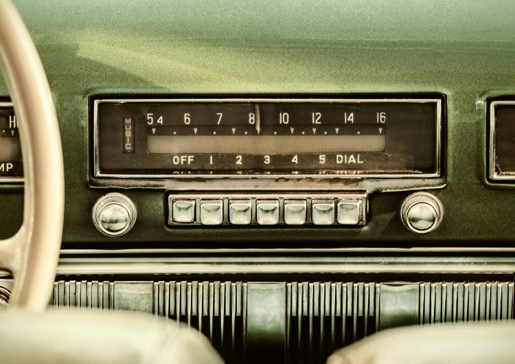 Rádio ve starém autě