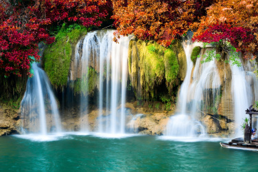 Krásný podzimní vodopád