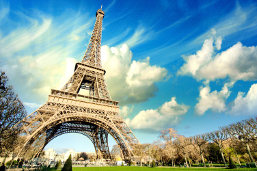 Eiffelova věž slunečný den