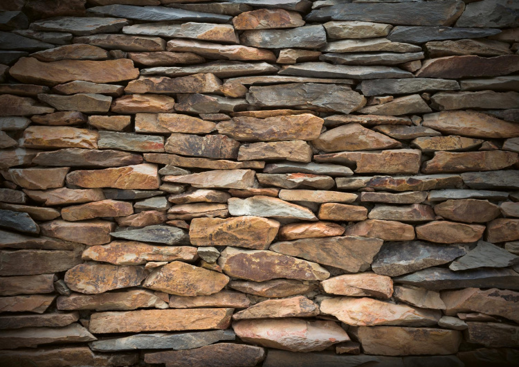 Břidlicová kamenná zeď