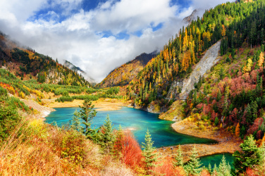 Podzimní krajina s jezerem
