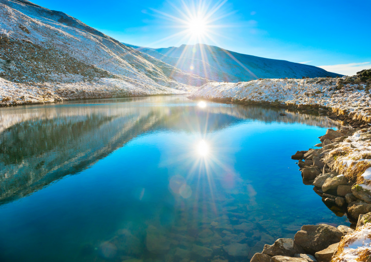 Ledovcové jezero v horách