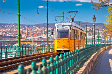 Historická žlutá tramvaj