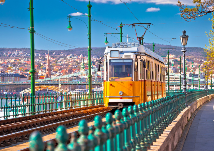 Historická žlutá tramvaj