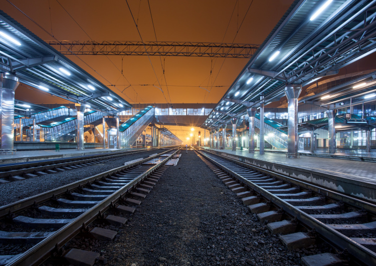 Železniční stanice v noci