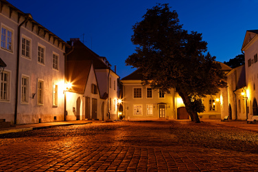 Stará ulice v noci