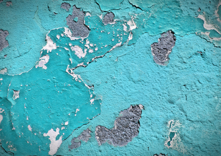 Zeď s loupající se barvou