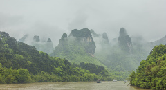 Řeka lemující hory