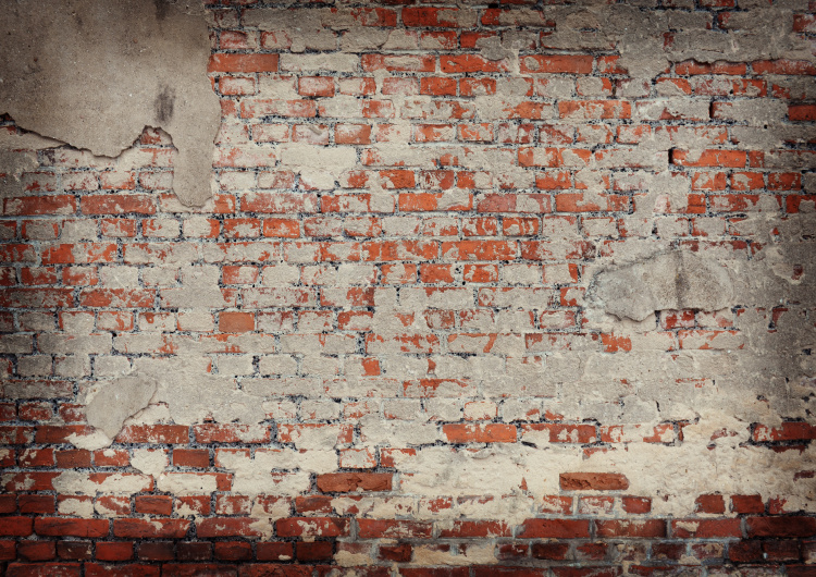 Oprýskaná cihlová zeď
